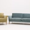 Mindy är en soffa och fåtölj som finns i tyg och skinn. Denna soffa går att få med smala eller breda sitsar. Välj mellan raka eller rundade armstöd.