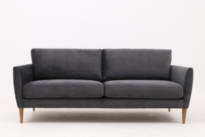 Mindy är en soffa från Ermatiko som även finns som fåtölj. Du kan välja mellan raka eller rundade armstöd. Både soffa och fåtölj finns i både tyg och skinn.