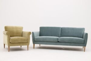 Mindy är en soffa och fåtölj som finns i tyg och skinn. Denna soffa går att få med smala eller breda sitsar. Välj mellan raka eller rundade armstöd.
