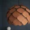 Fin svensktillverkad lampa i trä. Lampan heter Hjortron och är tillverkad av Customwood. Du kan välja mellan två olika storlekar på lampan. Den är tillverkad i trä och finns i oljad ek samt olika betser på björk.