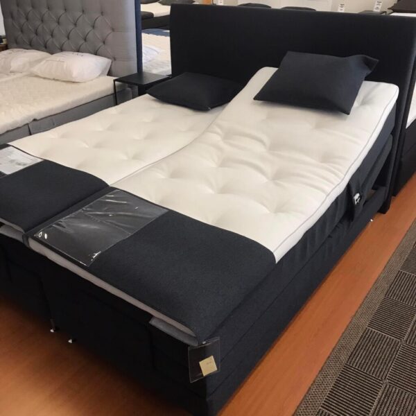 Svensktillverkad ställbar säng från Hilding Anders. Denna säng är 7 zonad och finns i flera olika färger.