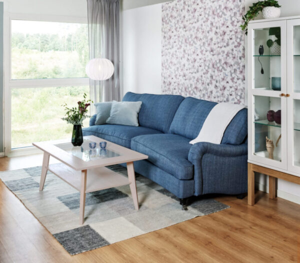 Svensktillverkat soffbord från Bordbirger. Kompass är ett soffbord ed skiva i glas och trä. Under bordet finns en hylla. Soffbordet finns i vitpigmenterad ek och lackad ek.