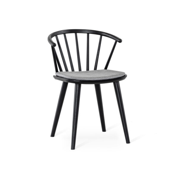 Edda en pinnstol från Torkelson. Denna stol är i massiv ask och finns i svart och vitt.