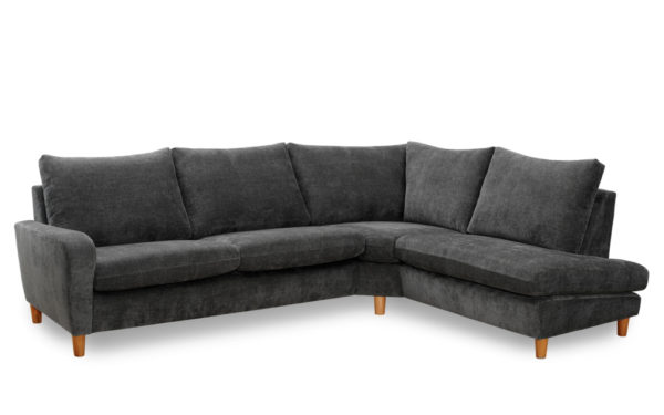 Harmony är en byggbar soffa från Above som du kan bygga med öppet avslut och divan. Du kan även bygga den som vanlig 2 sits med breda sitsar. Soffan har stomme i trä och plywood och sitsarna är i formgjuten kallskum.
