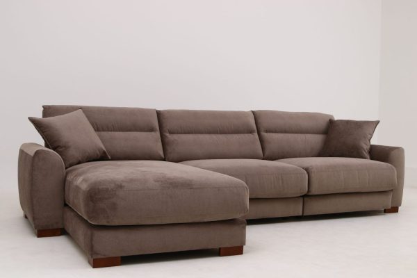 Tomingo. Soffan Tomingo är en djup soffa från Ermatiko. Denna soffa är byggbar och går att få i olika bredder. Den går även att få med divan. Går att få i både tyg och skinn.