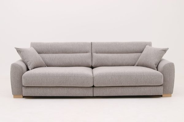 Tomingo är en djup soffa från Ermatiko. Soffan går att få med olika bredd på sitsarna och med eller utan divan. Går att få i olika tyger och skinn.