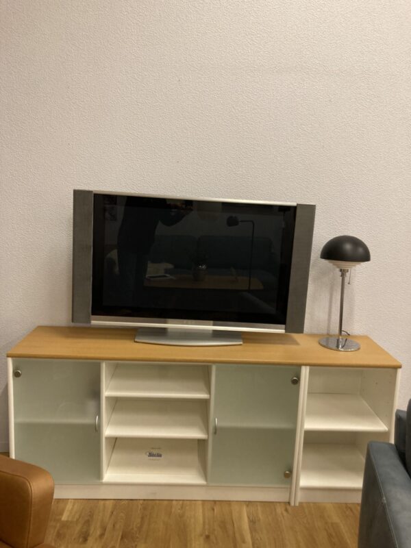 Rea tv bänk. Just nu säljer vi ut detta demo ex av en tv bänk. Tv bänken är vit med topp i ek.