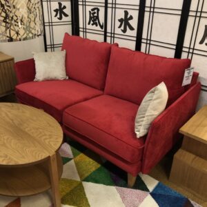 Röd soffa på rea. Denna soffa heter Robin. Just nu säljer vi ut detta demo ex av soffan.