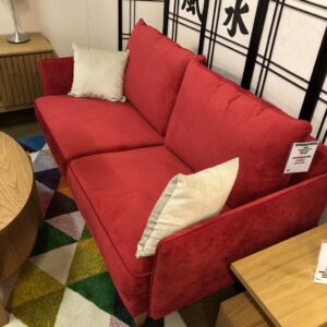 Demo ex. Just nu säljer vi ut denna soffa från Ermatiko. Soffan är röd och heter Robin.