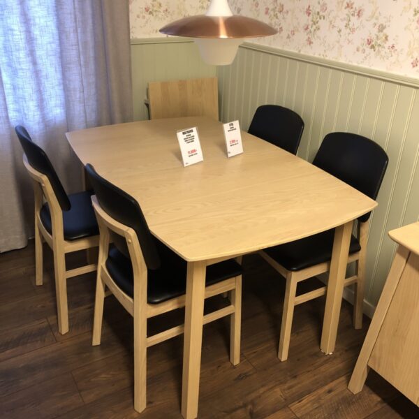 Just nu har vi rabatt på Verona från Hans K. Vi säljer nu ut 4 stycken stolar, ett matbord och 1 sideboard i blond ask.