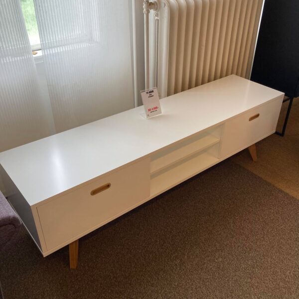 Bess är en svensktillverkad tv bänk. Just nu säljer vi den med rabatt.