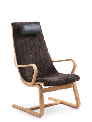 Life fåtölj med svikt. Fåtöljen har knappar i ryggen om du köper den i skinn eller tyg. I fårskinn är den utan knappar.