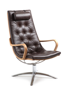 Life är en fåtölj som går att få som snurrfåtölj, fåtölj med svikt eller fast fåtölj med 4 ben. Fåtöljen går att få i tyg och skinn med knappar i ryggen. Fåtöljen går även att få i fårskinn utan knappar.