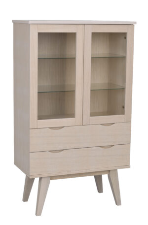Filippa Sideboard och vitrinskåp finns i 2 olika storlekar. Välj mellan ek, vitrpigmenterad ek och mörkbrun ek.