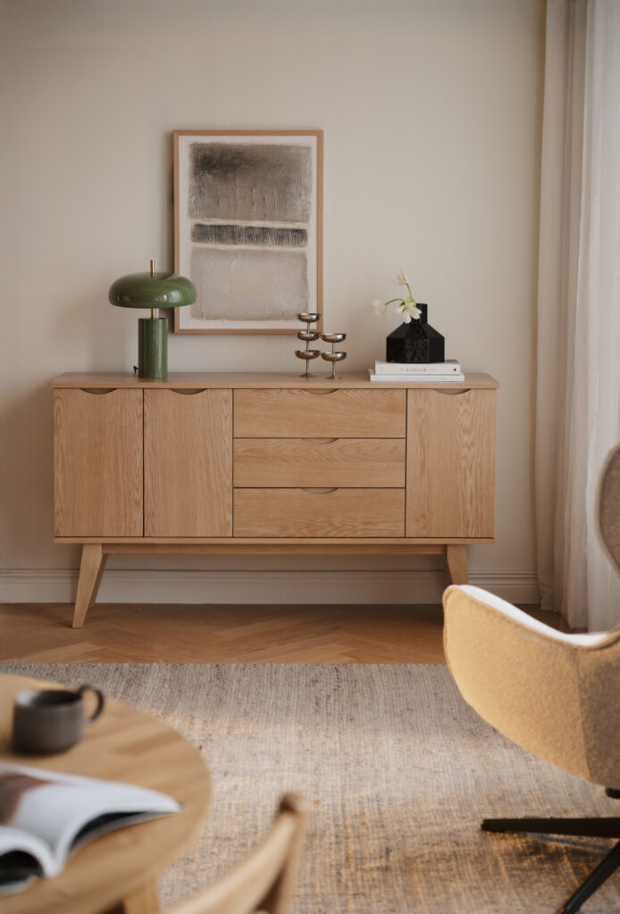 Filippa sideboard från Rowico Filippa Sideboard och vitrinskåp finns i 2 olika storlekar. Välj mellan ek, vitrpigmenterad ek och mörkbrun ek.