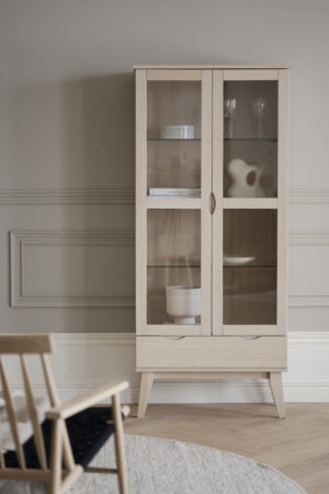 Filippa Sideboard och vitrinskåp finns i 2 olika storlekar. Välj mellan ek, vitrpigmenterad ek och mörkbrun ek.