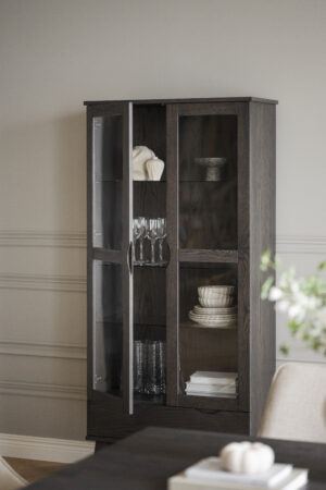 Filippa Sideboard och vitrinskåp finns i 2 olika storlekar. Välj mellan ek, vitrpigmenterad ek och mörkbrun ek.