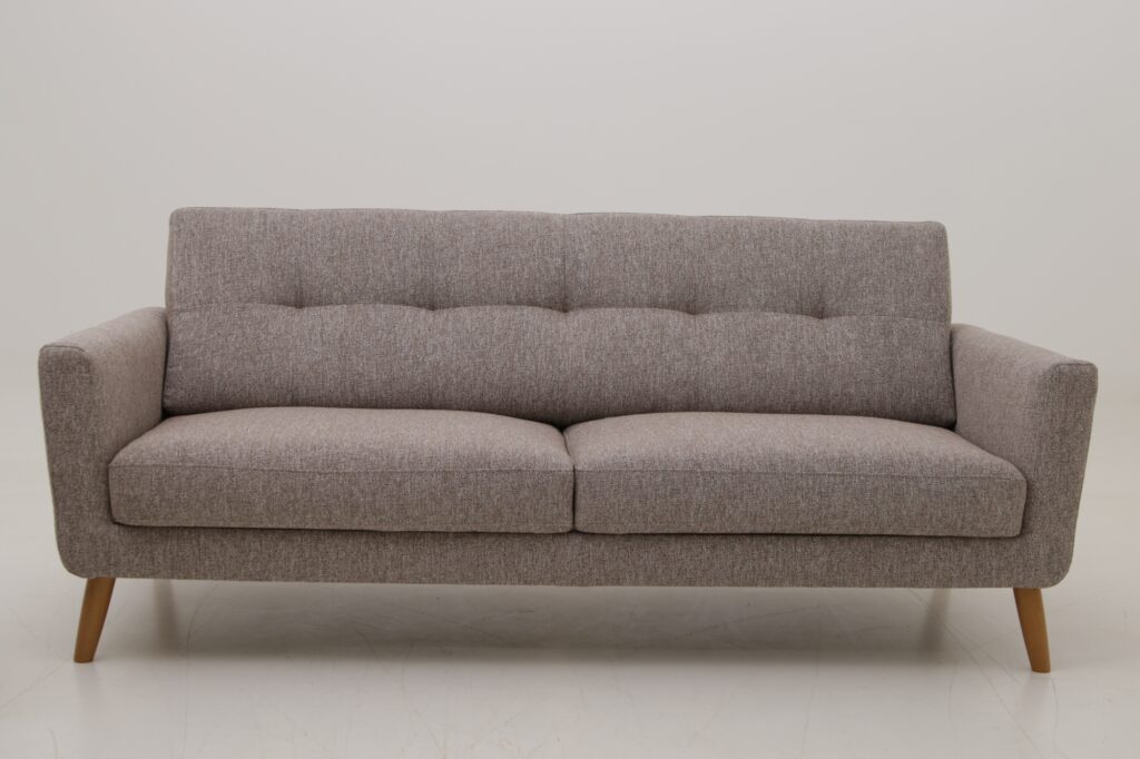 Verona soffa Verona soffa. Verona är en somma från Ermatiko med fasta dynor. Soffan finns i många olika färger.