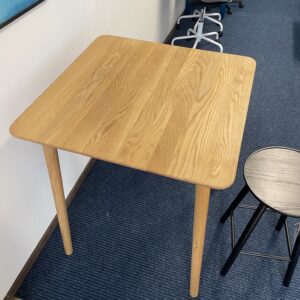 Demo ex av modell Zig Zag från Hans K. Detta barbord säljs med rabatt.