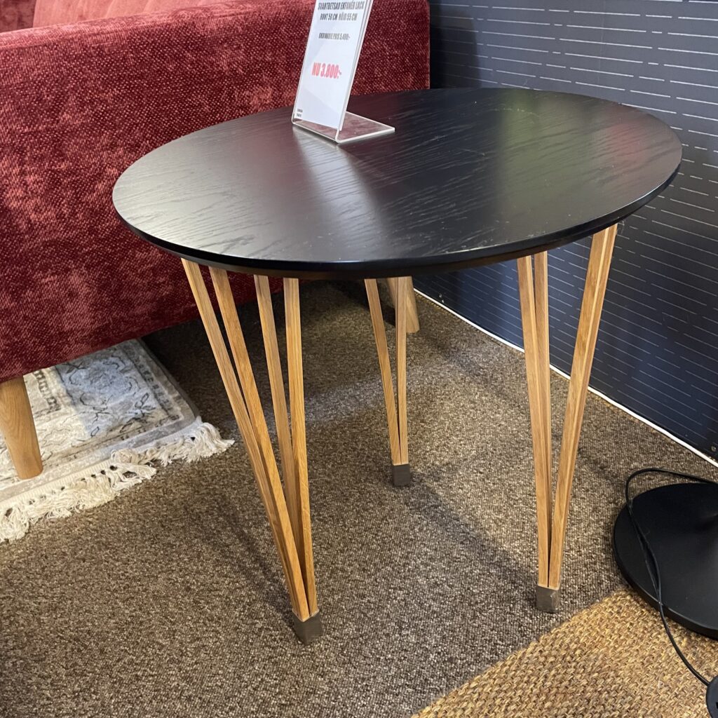 Elna fåtöljbord, detta demo ex säljs med rabatt. Elna fåtöljbord. Just nu säljer vi ut detta demo ex.